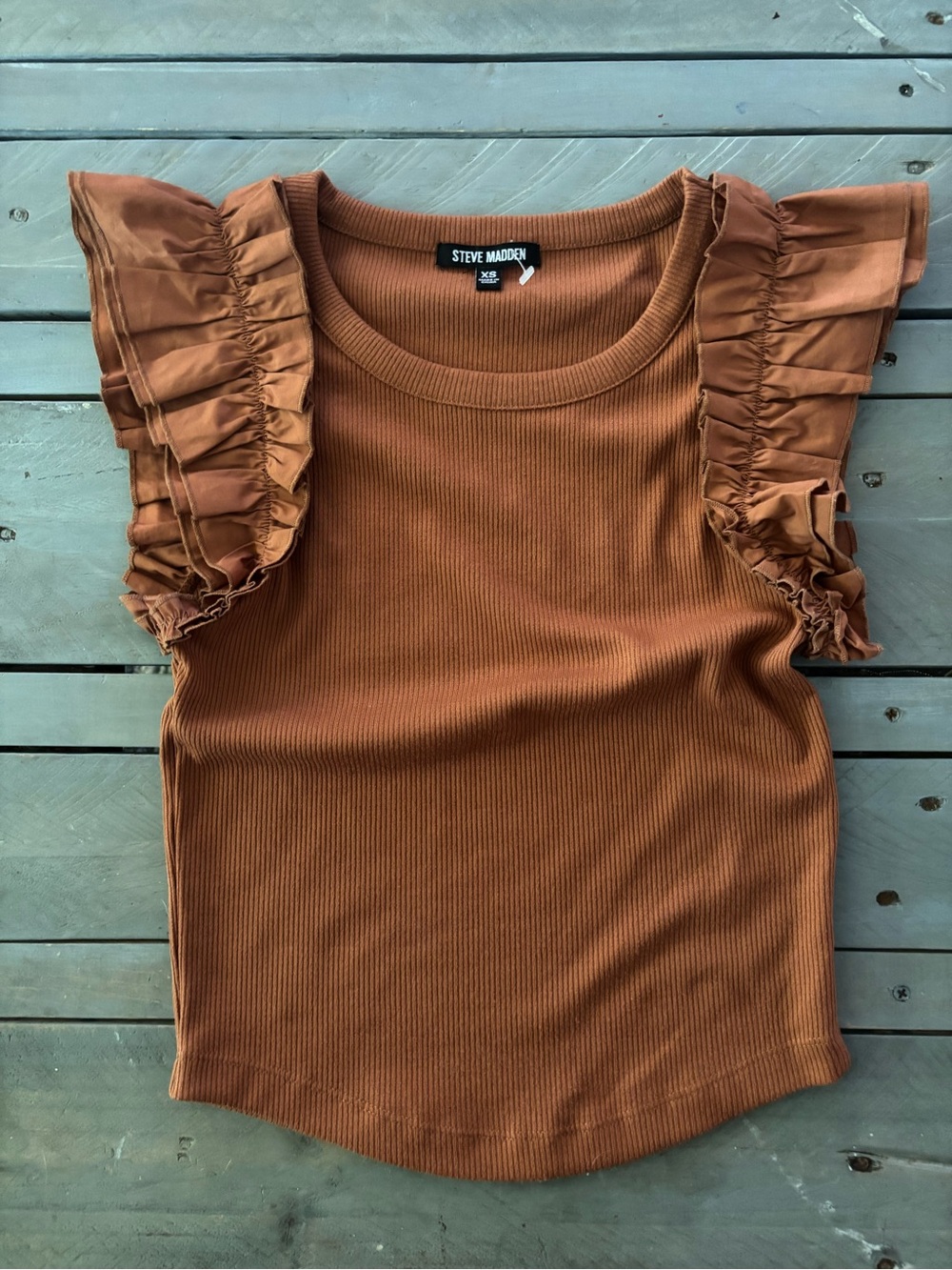 Steve Madden Y2K Women’s Rust Ruffle Sleeve Ribbed Top
